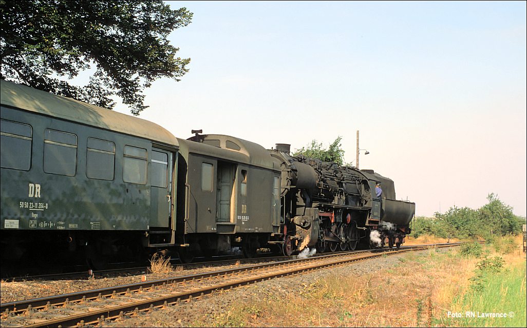 DR 52 8077-1 mit dem P 16557 von Röblingen nach Vitzenburg, am 02.09.1980 bei der Ausfahrt in Lodersleben. (Foto: Dick Lawrence) 