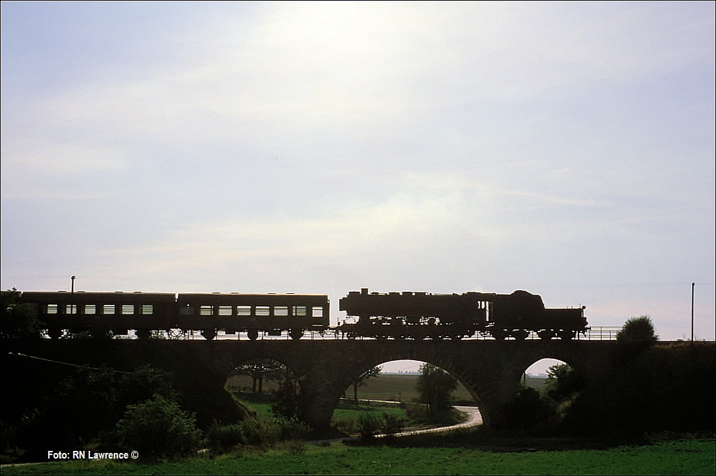 DR 52 8077-1 mit dem P 16552 von Vitzenburg nach Röblingen, am 02.09.21980 bei Grockstädt. (Foto: Dick Lawrence)