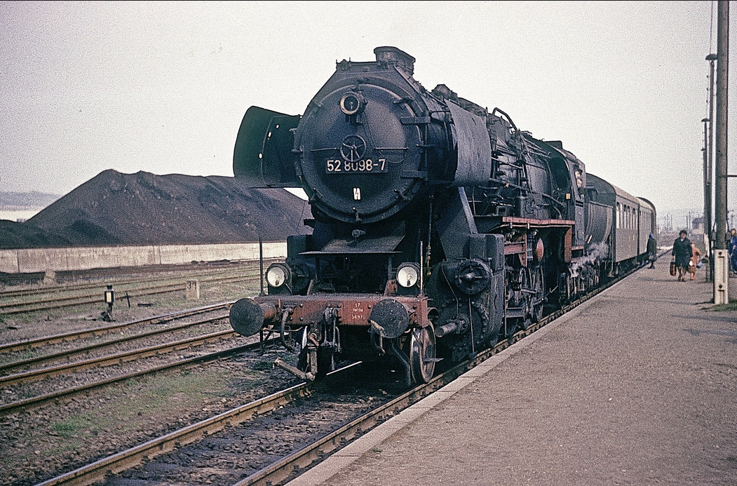 DR 52 8098-7 mit einem Personenzug im September 1975 im Bahnhof Vitzenburg. (Foto: Werner Brutzer)