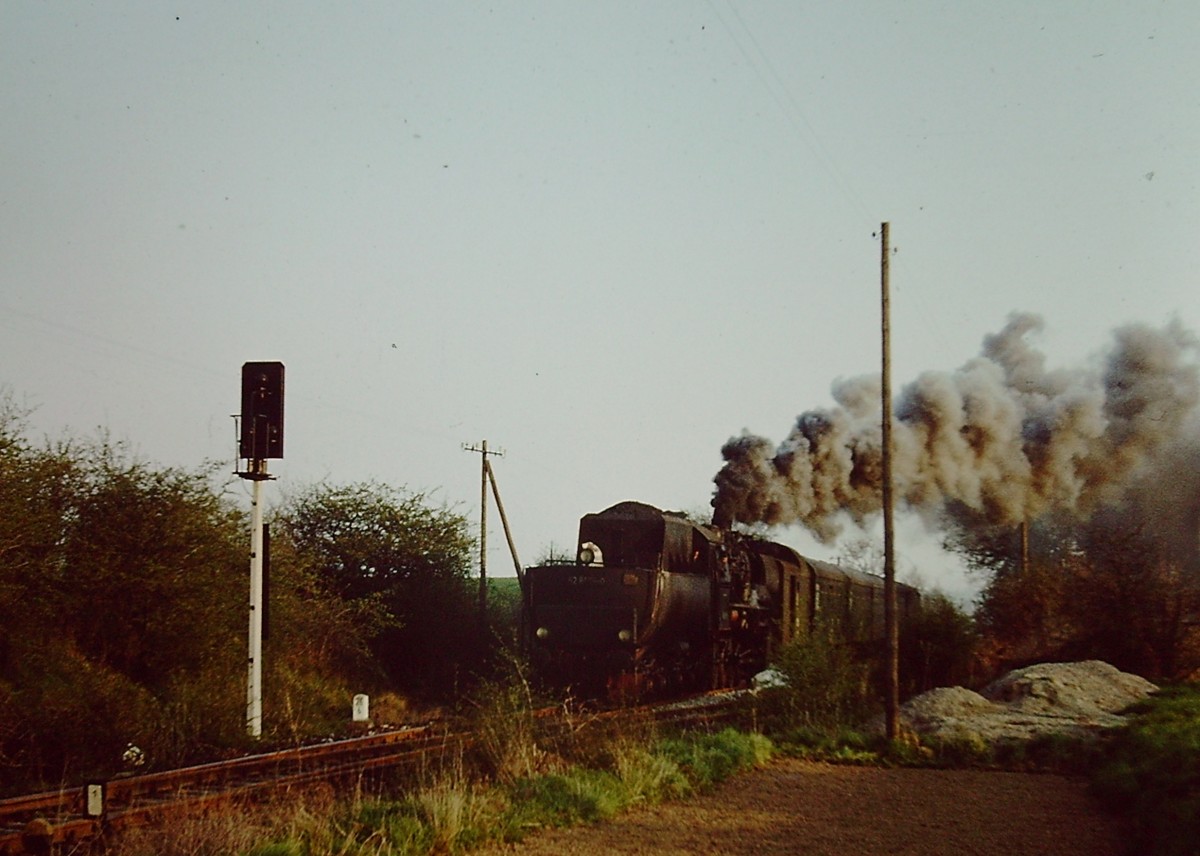 DR 52 8105-0 mit einem Personenzug von Querfurt nach Vitzenburg, am 05.05.1980 bei Grockst�dt. (Foto: Klaus Pollm�cher)