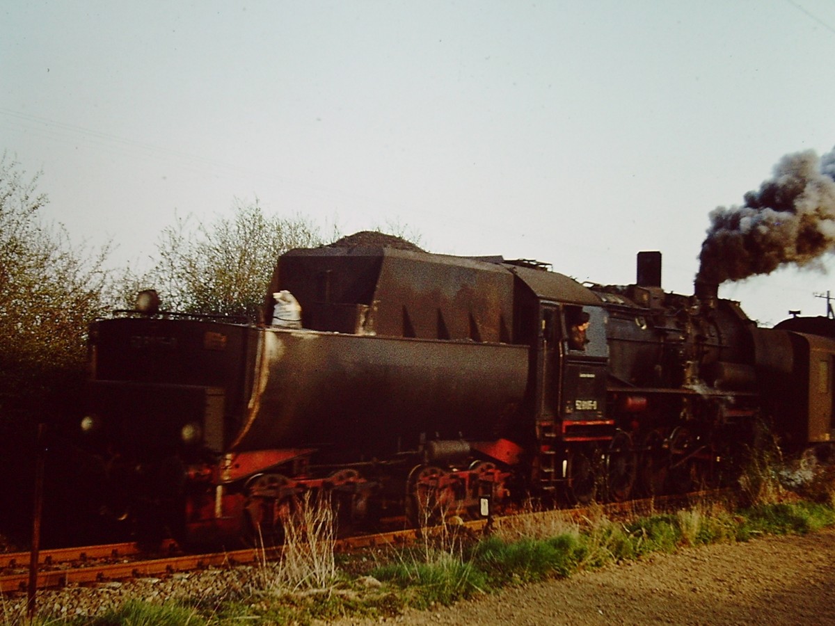 DR 52 8105-0 mit einem Personenzug von Querfurt nach Vitzenburg, am 05.05.1980 bei Grockst�dt. (Foto: Klaus Pollm�cher)
