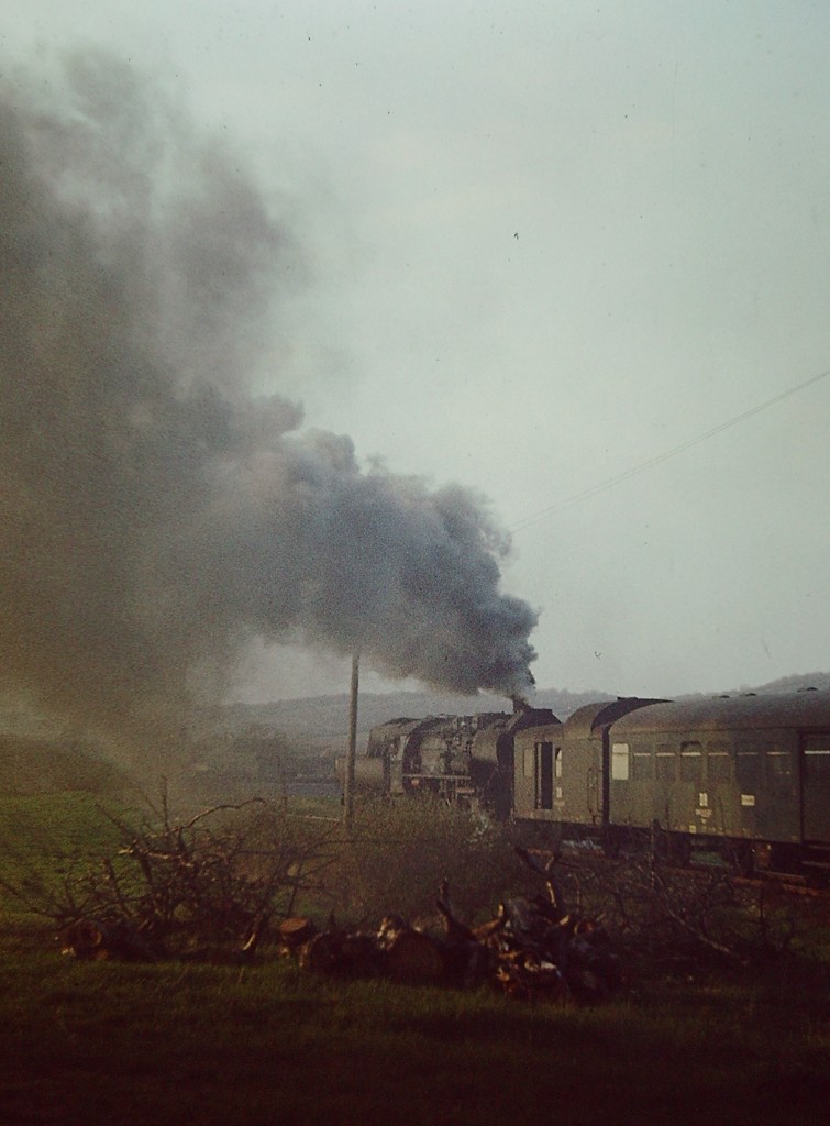 DR 52 8105-0 mit einem Personenzug von Querfurt nach Vitzenburg, am 05.05.1980 bei Grockst�dt. (Foto: Klaus Pollm�cher)