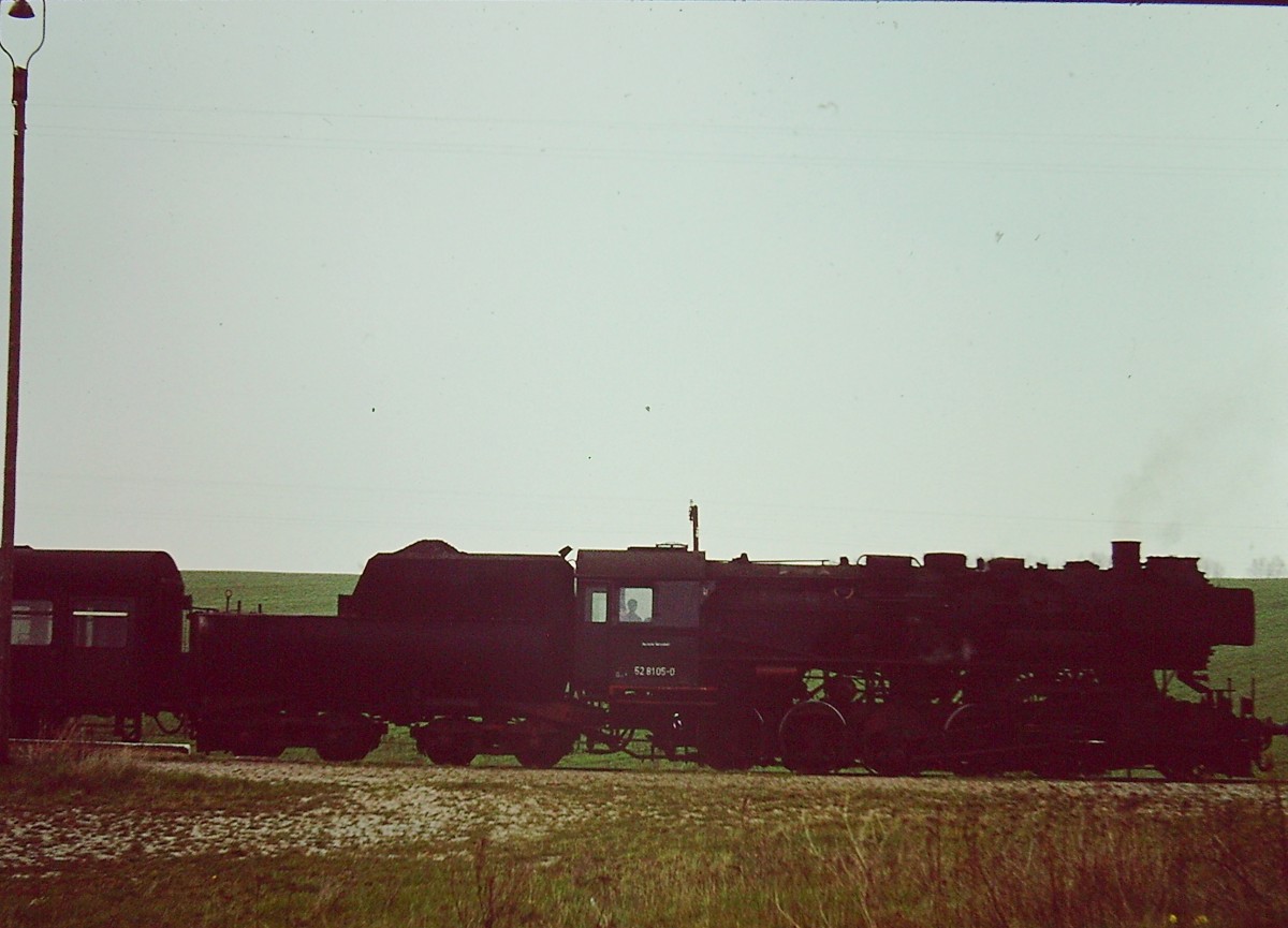 DR 52 8105-0 mit einem Personenzug von Vitzenburg nach Querfurt, am 05.05.1980 in Lodersleben. (Foto: Klaus Pollm�cher)