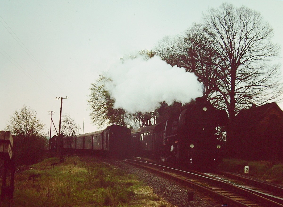 DR 52 8105-0 mit einem Personenzug von Vitzenburg nach Querfurt, am 05.05.1980 in Lodersleben. (Foto: Klaus Pollm�cher)