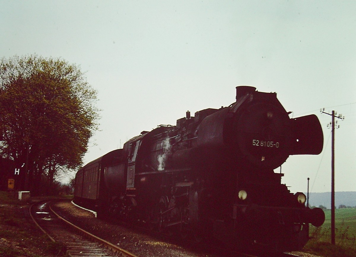 DR 52 8105-0 mit einem Personenzug von Vitzenburg nach Querfurt, am 05.05.1980 in Lodersleben. (Foto: Klaus Pollm�cher)