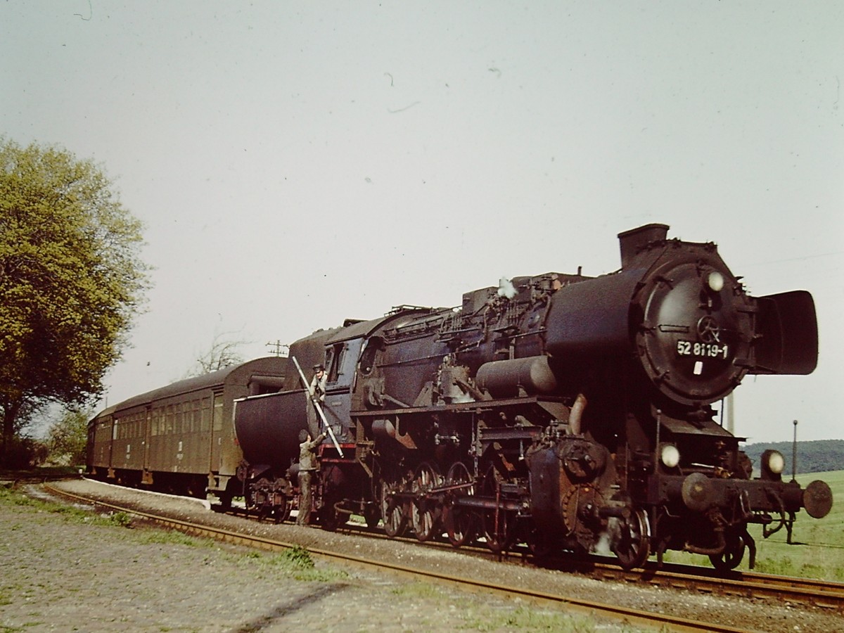 DR 52 8119-1 mit einem Personenzug von Querfurt nach Vitzenburg, am 05.05.1980 beim Halt in Lodersleben. (Foto: Klaus Pollm�cher)