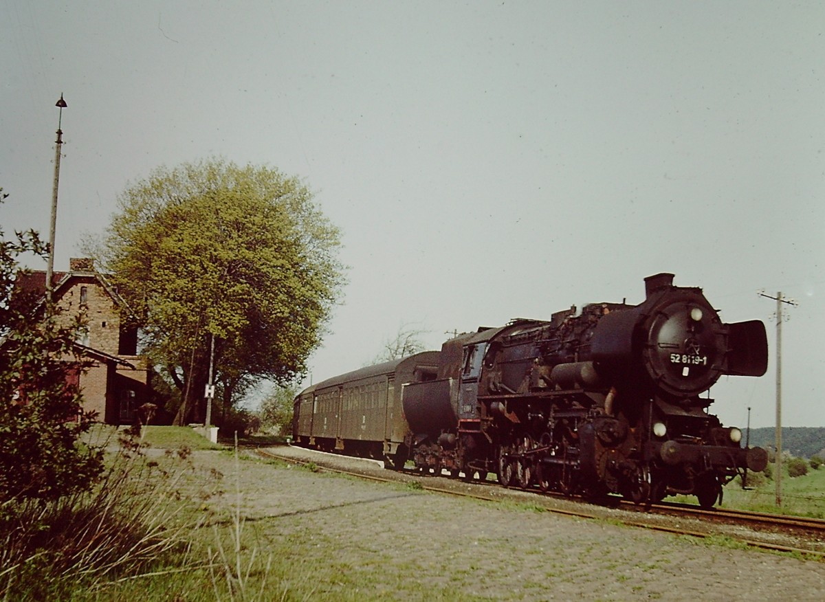 DR 52 8119-1 mit einem Personenzug von Querfurt nach Vitzenburg, am 05.05.1980 beim Halt in Lodersleben. 2 Wochen sp�ter stie� die Lok im Bf Braunsbedra frontal mit der 110 041 zusammen und wurde schwer besch�digt. Der Tender knickte in der Mitte zusammen und stand nur noch auf der ersten und der letzten Achse. Auch das Fh wurde schwer besch�digt. (Foto: Klaus Pollm�cher)