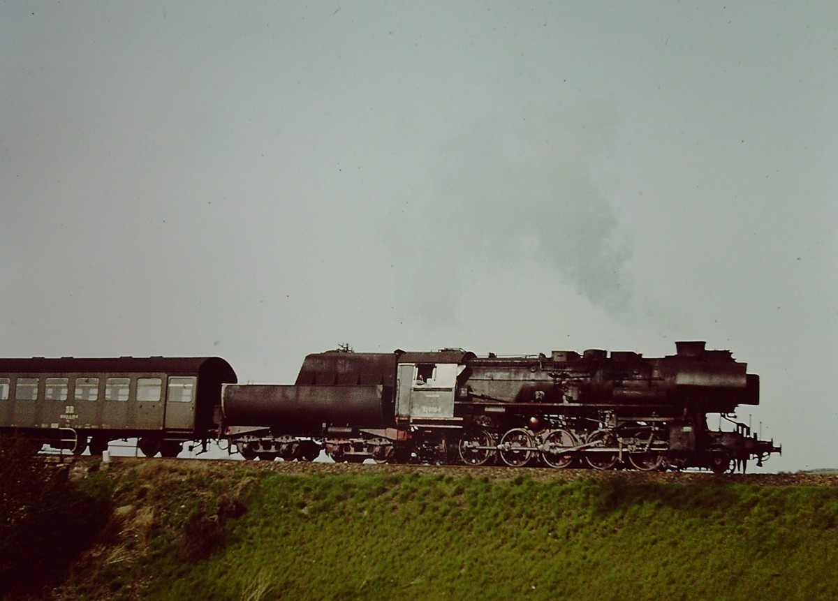 DR 52 8119-1 mit einem Personenzug von Querfurt nach Vitzenburg, am 05.05.1980 bei Grockst�dt. (Foto: Klaus Pollm�cher)
