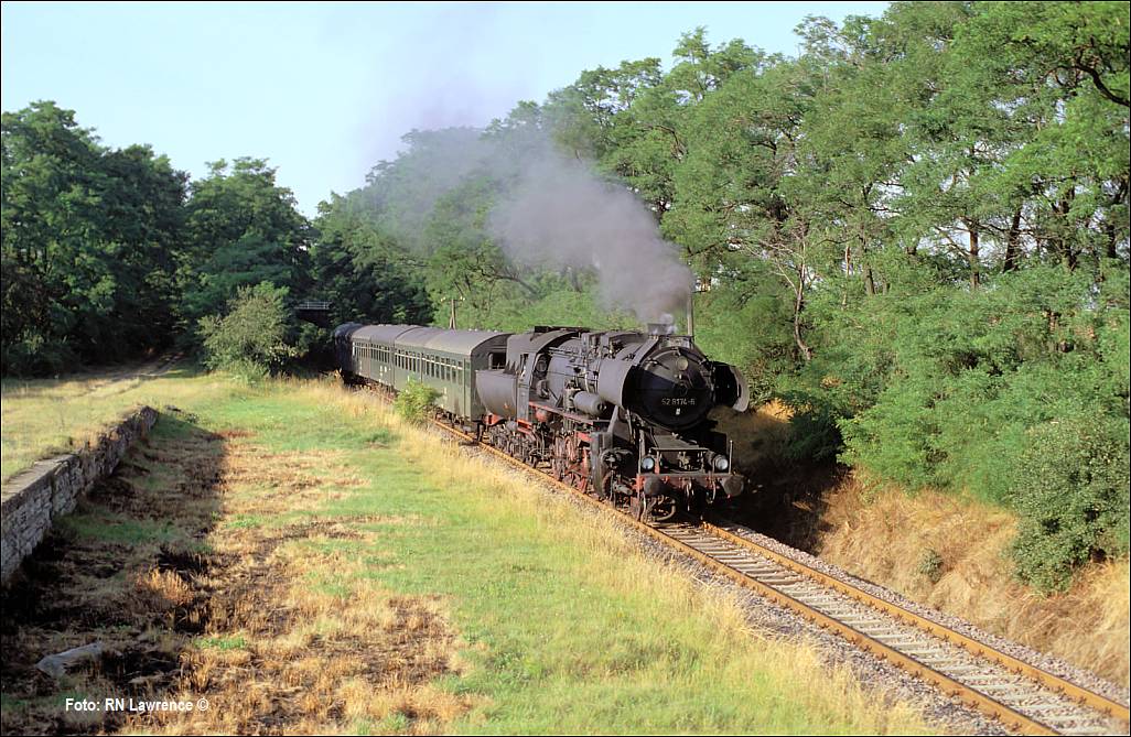 DR 52 8174-6 mit dem P 17575 nach Vitzenburg, am 02.09.1980 in Leimbach beim Gasthof  Zur Sonne . (Foto: Dick Lawrence)