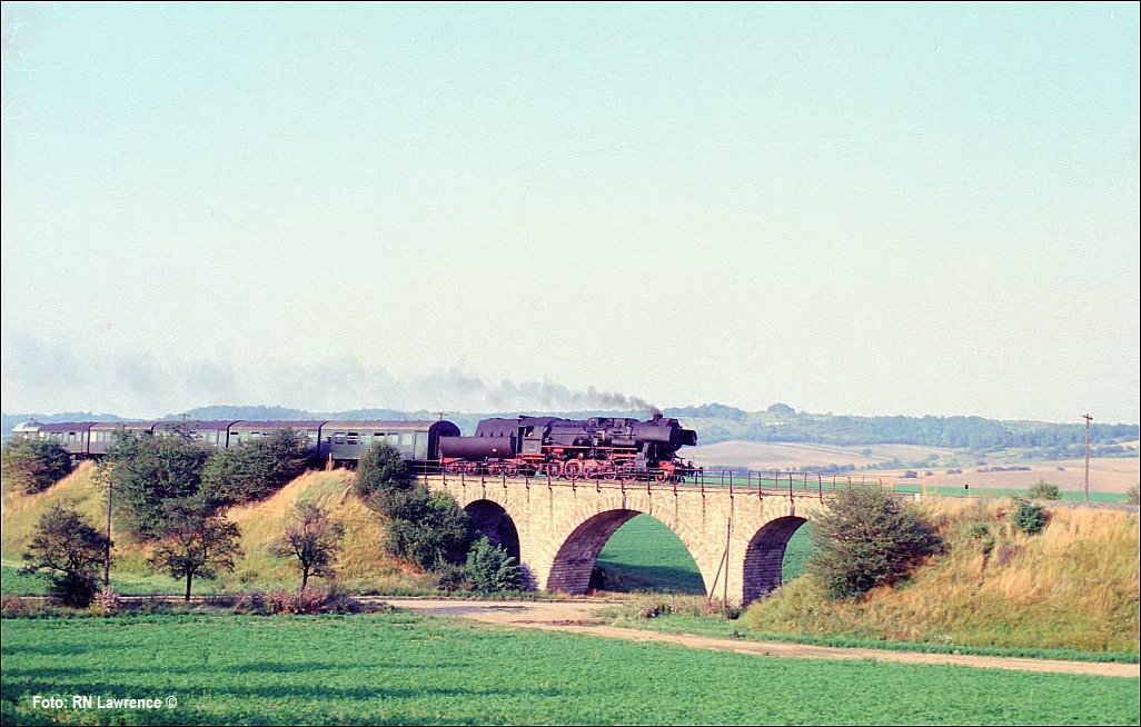 DR 52 8174-6 mit dem P17575 nach Vitzenburg, am 02.09.1980 bei Grockstädt, Sachsen-Anhalt, Germany. (Foto: Dick Lawrence)