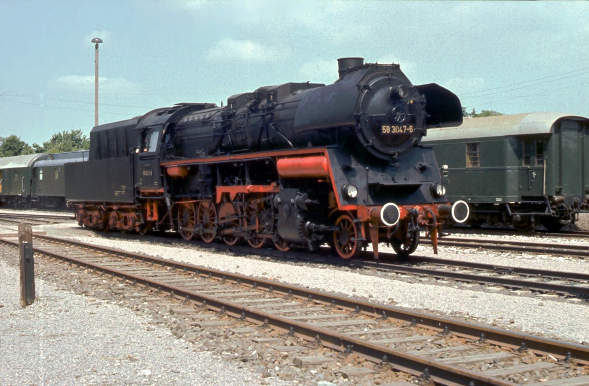 DR 58 3047-6 w�hrend der 100. Jahr Feier der Rbd Erfurt, am 09.06.1982 in Erfurt West. (Foto: Klaus Pollm�cher)
