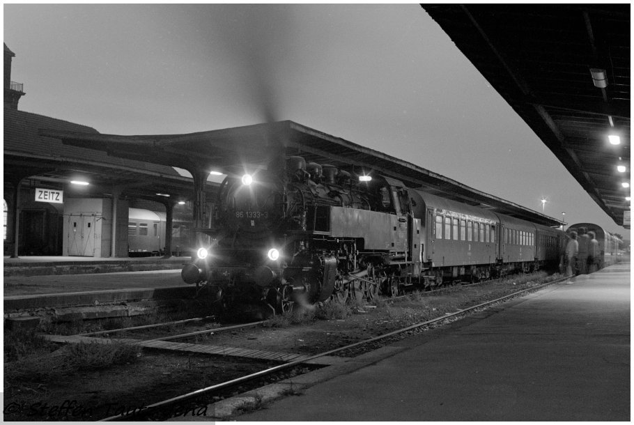 DR 86 1333-3 mit einem Plandampf-Personenzug aus Altenburg, am 30.09.1989 in Zeitz. (Foto: Steffen Tautz)