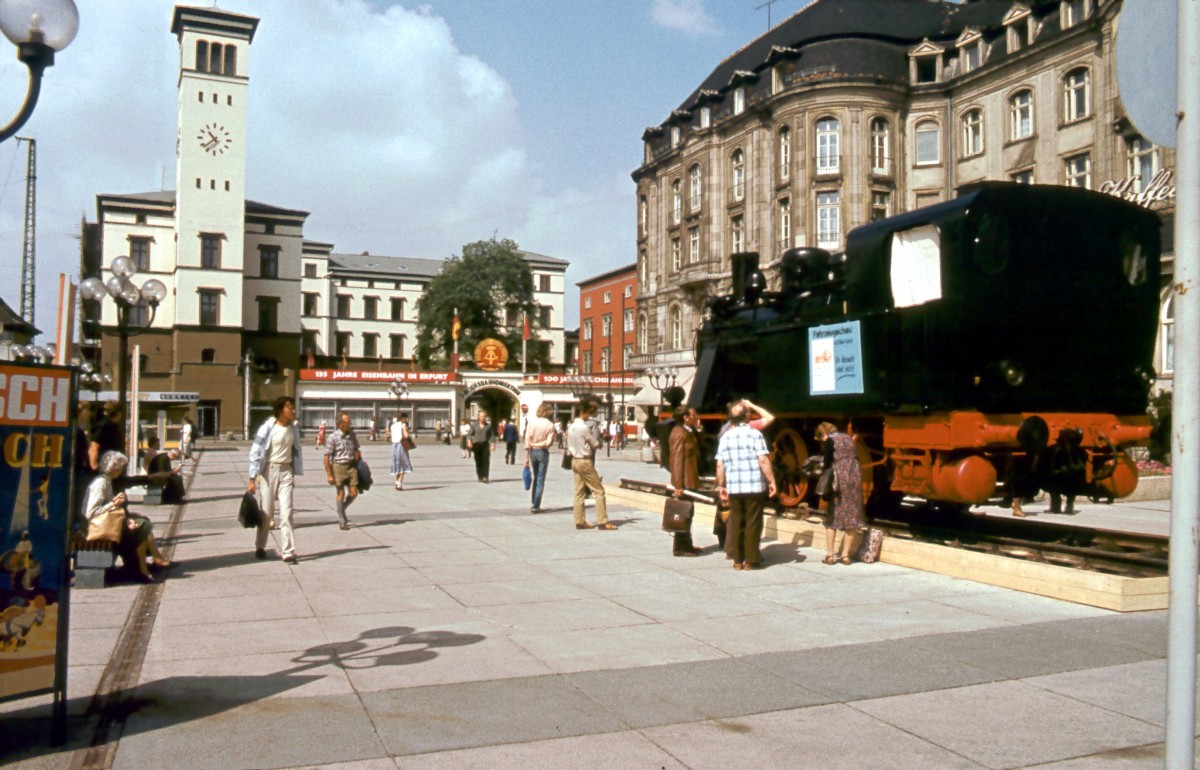 DR 89 6311 w�hrend der 100. Jahr Feier der Rbd Erfurt am 09.06.1982 auf dem Vorplatz des Erfurter Hauptbahnhofs.(Foto: Klaus Pollm�cher)