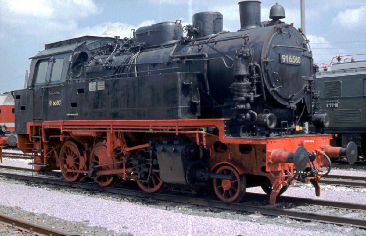 DR 91 6580 w�hrend der 100. Jahr Feier der Rbd Erfurt, am 09.06.1982 in Erfurt West. (Foto: Klaus Pollm�cher)
