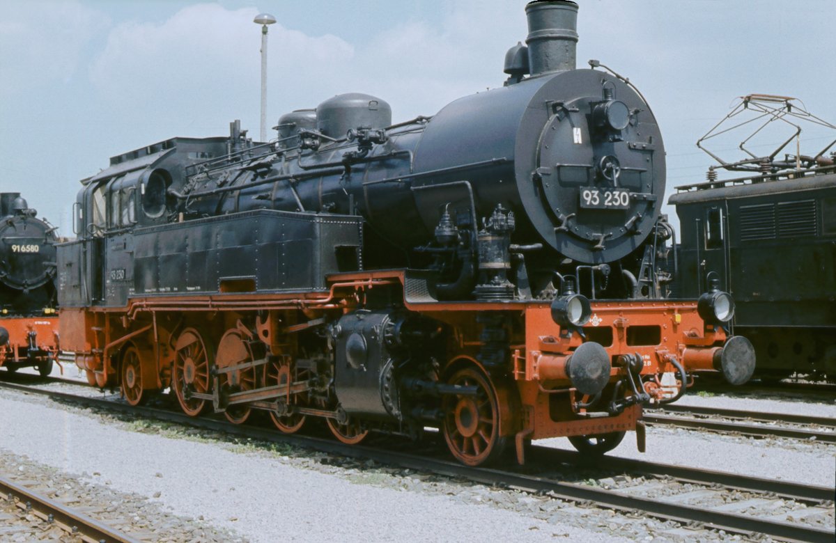 DR 93 230 während der Feier zu  100 Jahre Rbd Erfurt , am 09.06.1982 im Bahnhof Erfurt West. (Foto: Klaus Pollmächer)