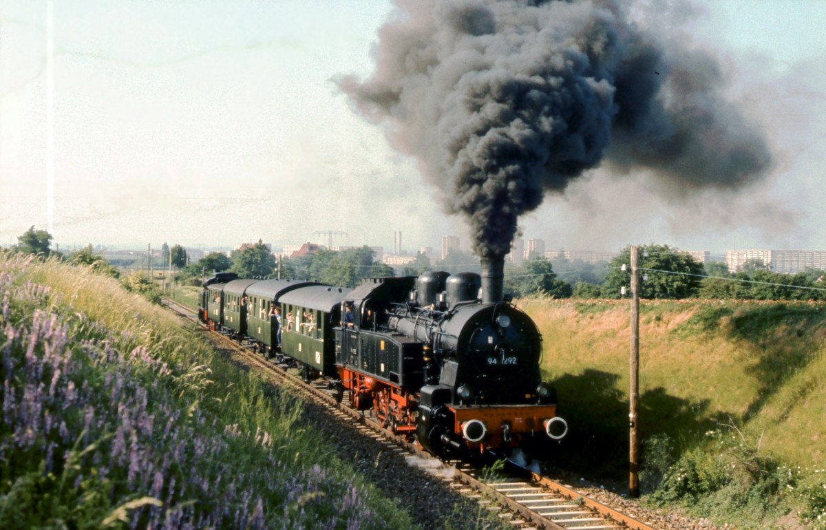 DR 94 1292 mit einem Sonderzug w�hrend der 100. Jahr Feier der Rbd Erfurt am 09.06.1982 in Erfurt West.(Foto: Klaus Pollm�cher)