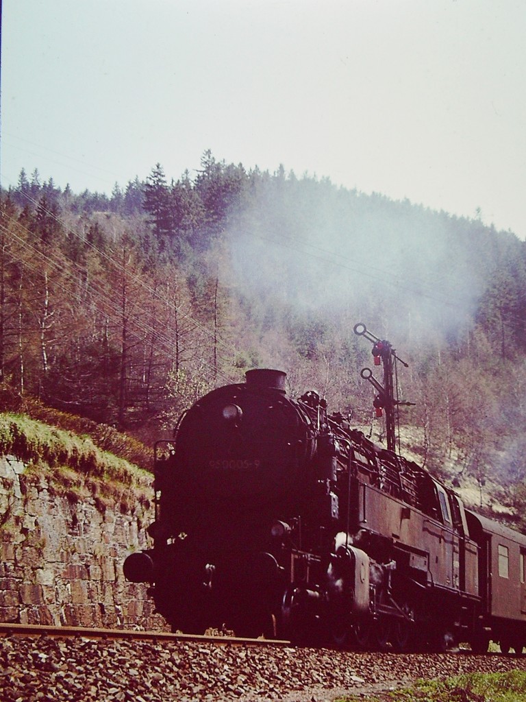 DR 95 0005-9 mit einem Personenzug am 10.05.1980 bei Lauscha. (Foto: Klaus Pollm�cher)