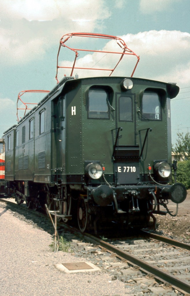 DR E 77 10 w�hrend der 100. Jahr Feier der Rbd Erfurt, am 09.06.1982 in Erfurt West. (Foto: Klaus Pollm�cher)