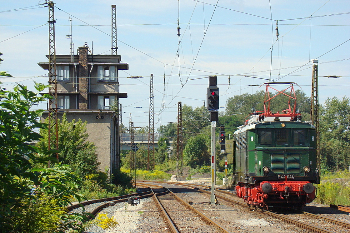 DR E44 044 vom DB Werk Dessau kam am 22.03.2010, dem Sachsen-Anhalt-Tag in Weißenfels, mit einem Sonderzug aus Loburg nach Naumburg Hbf, um dort umzusetzen und auf den Rückfahrt zu warten. (Foto: Günther Göbel)