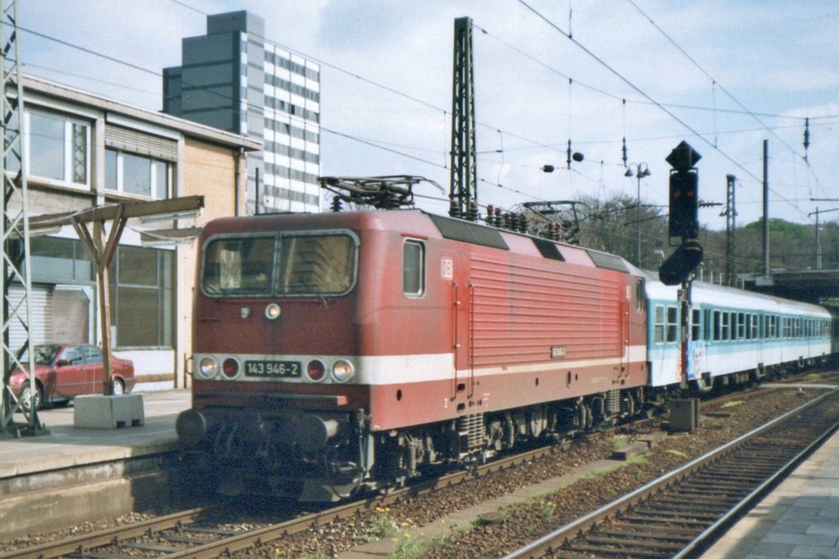 DR-Farbiger 143 946 treft am 24 Juli 1998 in Mainz Hbf ein.