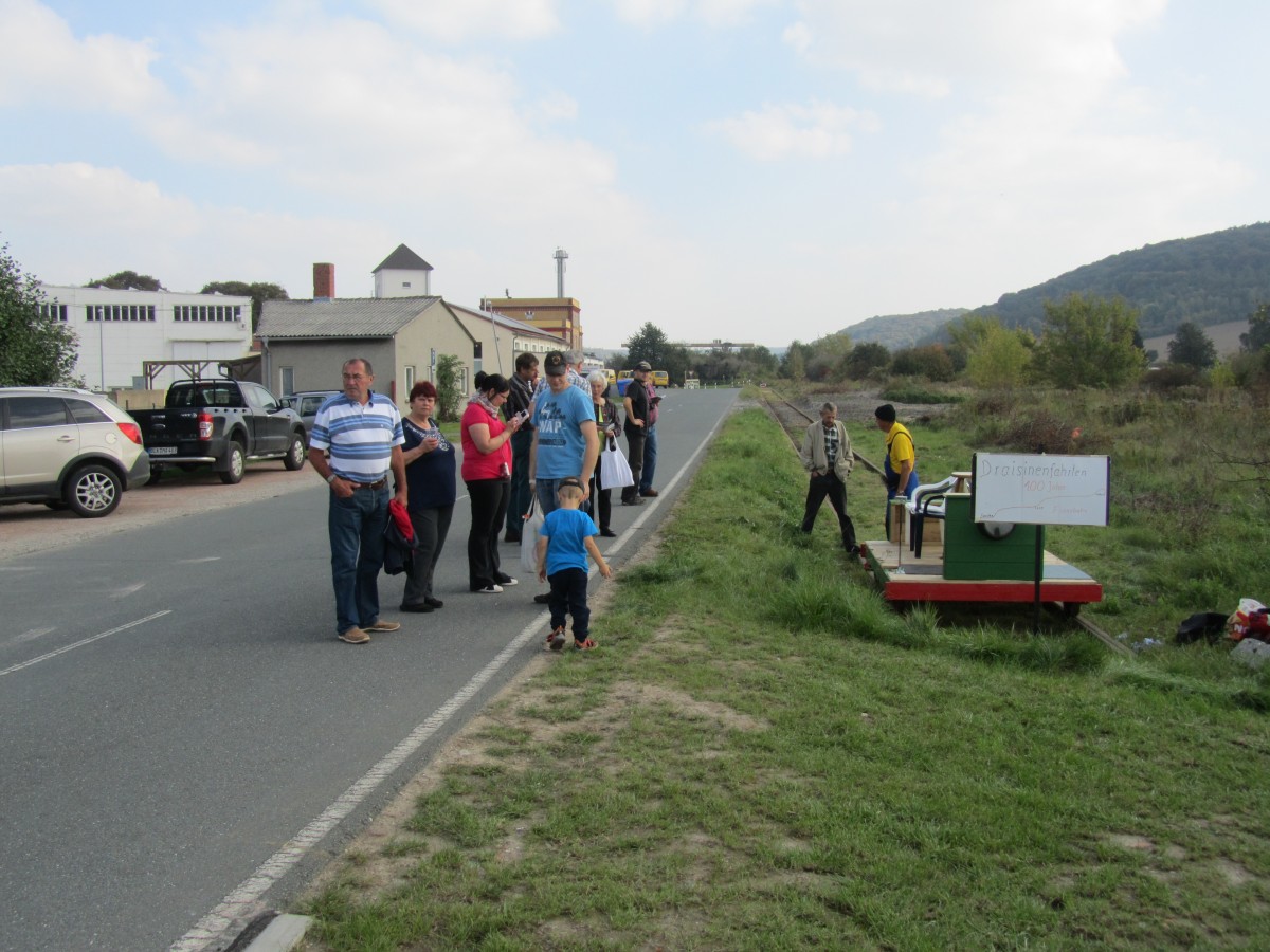 Draisinenfahrten auf einem alten Rangierggleis während dem 9. Unstrutbahnfest am 05.10.2014 in Laucha. (Foto: Karolin Thomas)
