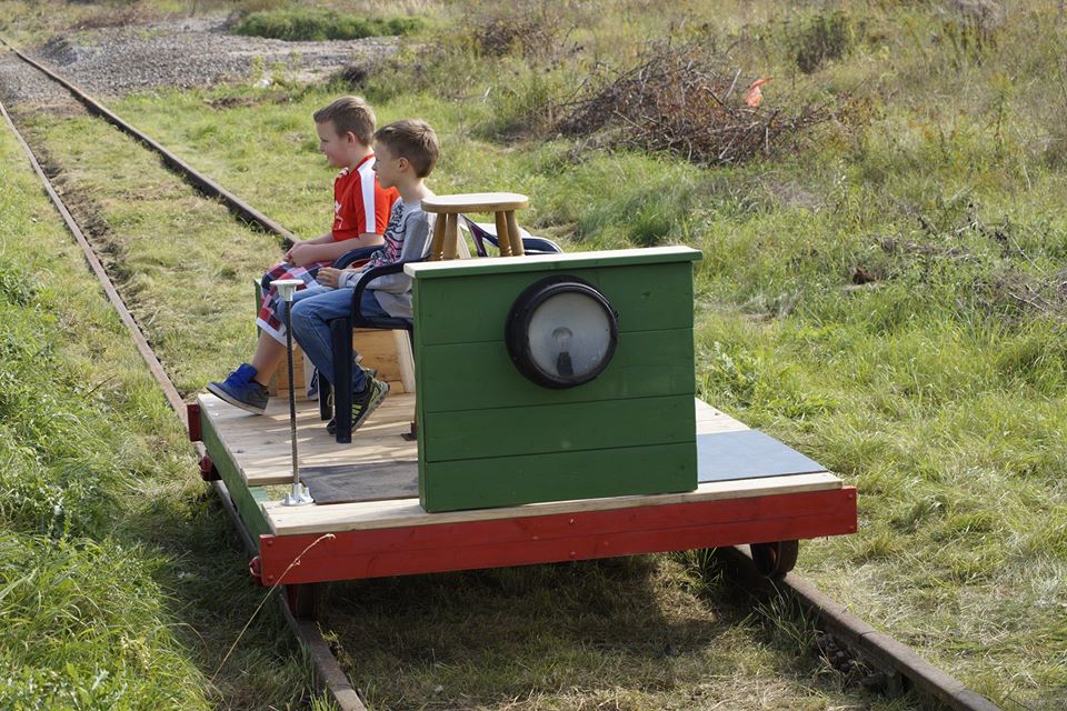 Draisinenfahrten w�hrend dem 9. Unstrutbahnfest am 05.10.2014 auf einem alten G�terverladegleis im Bahnhof Laucha. (Foto: Dieter Weber)