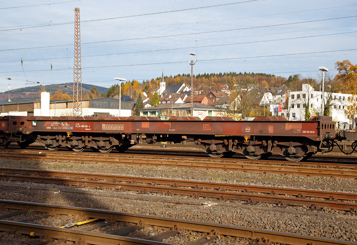 Drehgestellflachwagen mit sechs Radstzen, mit Lademulden fr Coiltransporte (Blechrollen) der Gattung Sahmms 711, Nummer 31 80 RIV D-DB 4868 604-8, der DB Schenker Rail Deutschland AG, abgestellt am 08.11.2015 in Kreuztal.

Von diesen Wagen wurden 450 Stck zwischen 1991 und 1993 von Waggonbau Graaff (eine Tochter der VTG AG) gebaut.

Technische Daten:
Spurweite: 1.435 mm
Anzahl der Achsen: 6 in zwei Drehgestellen
Lnge ber Puffer: 16.400 mm
Drehzapfenabstand: 9.400 mm
Achsabstand im Drehgestell: 3.400 (2  1.700) mm
Gesamter Radsatzstand: 12.800 mm
Ladelnge: 14.920 mm
Ladebreite in den Mulden: 2.455 mm
max Coil-: 2.500 mm
Hchstgeschwindigkeit: 100 km/h (beladen) /120 km/h (leer)
Maximales Ladegewicht: 89 t (Streckenklasse CE oder hher)
Max. Tragfhigkeit: 104 t
Eigengewicht: 30.500 kg
Kleinster bef. Gleisbogenradius: R 75 m
Bauart der Bremse: KE-GP