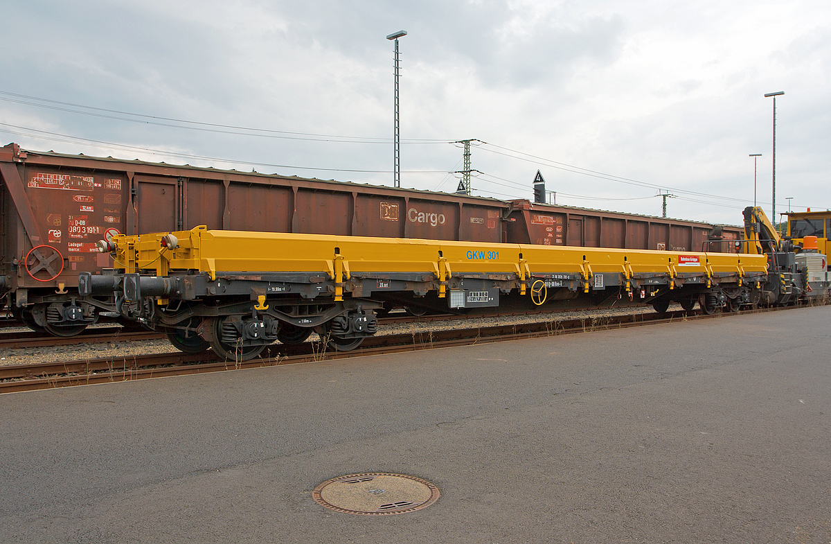 
Drehgestellflachwagen mit vier Radsätzen, mit Seiten- und Stirnwandklappen sowie mit Rungen, der Gattung Res-x 687 (31 80 3939 701-9 D-DB) zum GKW 301 bzw. Gleisarbeitsfahrzeug Robel BAMOWAG 54.22 der DB Bahnbau Gruppe GmbH, abgestellt am 02.08.2014 beim ICE-Bahnhof Montabaur.

Technische Daten:
Spurweite: 1.435 mm
Anzahl der Radsätze: 4
Länge über Puffer: 19.900 mm
Drehzapfenabstand: 14.860 mm 
Achsabstand im Drehgestell: 1.800 mm
Höchstgeschwindigkeit: 100 km/h
Eigengewicht: 24.450 kg
Maximales Ladegewicht: 55,5 t
Ladelänge: 18.500 mm
Kleinster befahrbarer Gleisbogen: R 80