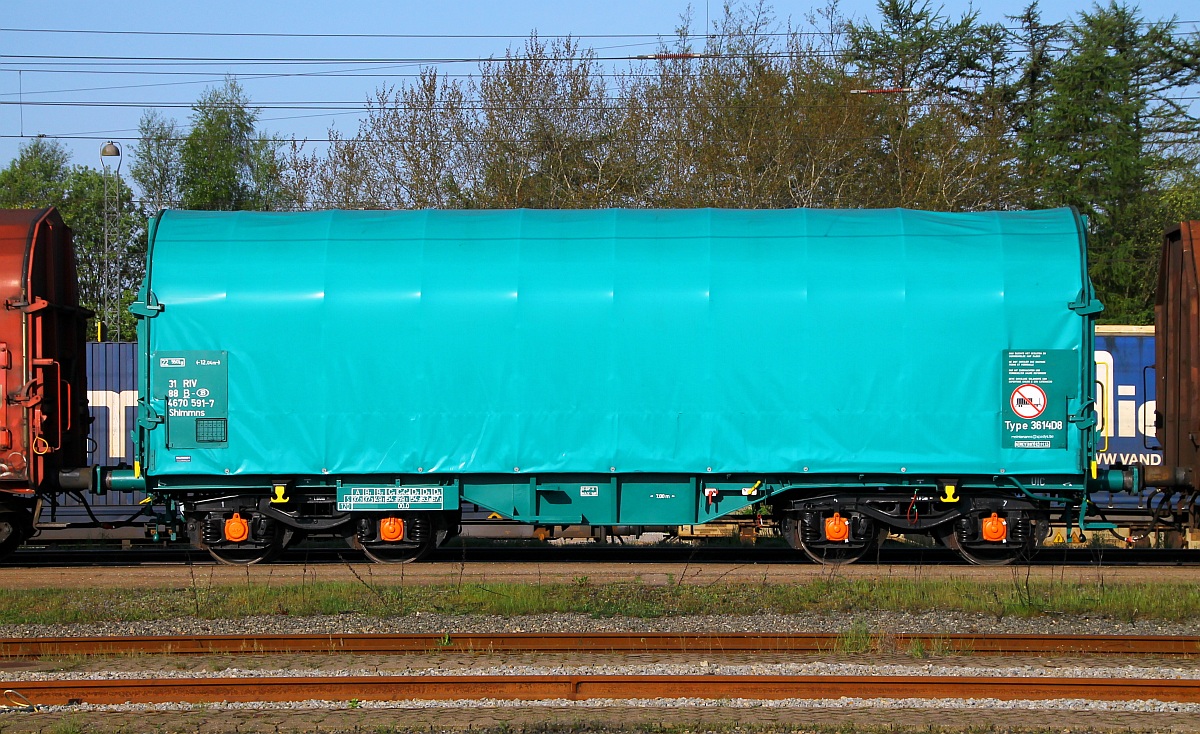 Drehgestellflachwagen mit vier Radsätzen verschiebbarem Planenverdeck und Lademulden für Coiltransporte vom Typ Shimmns aus Belgien B-B 3188 4670 591-7(Typ 3614D8, 6/REV/887/19.11.13)war ebenfalls als  Farb-Exot  eingereiht im EZ 44733 unterwegs. Padborg 30.04.2014