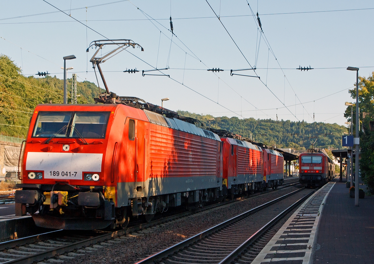 Drei 189er (Siemens ES64F4) der DB Schenker Rail fahren am 05.09.2013 als Lokzug durch den Bahnhof Linz am Rhein in Richtung Norden. Es sind die 189 041-7, 189 047-7 und 189 030-0. 
Die Lok haben vollautomatische UIC-Mittelpufferkupplungen, sie ersparen aufwändige Kuppelarbeit und ermöglicht wesentlich schwerere Züge zu bewegen. Aus diesem Grund ist sie bis heute bei Erztransporten der DB Schenker Rail Deutschland AG in Gebrauch.