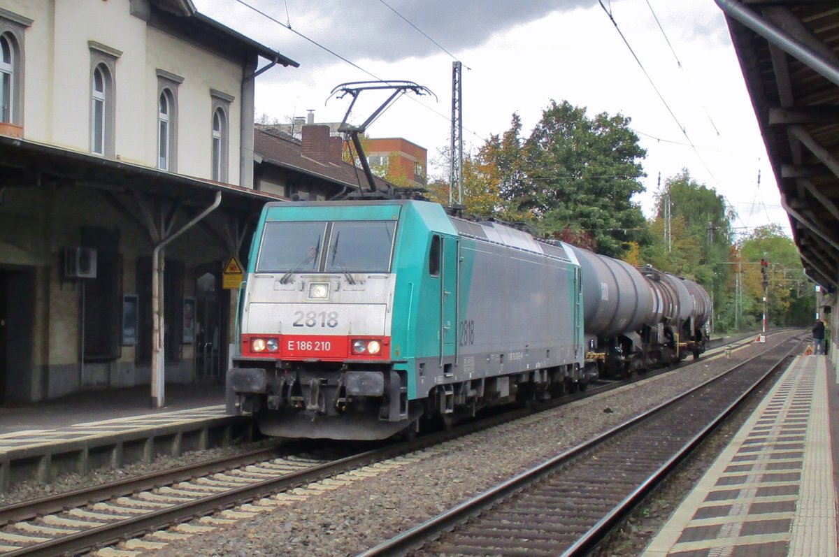 Drei Kesselwagen zieht 2818 durch Bonn-Beuel am 4 Oktober 2017.