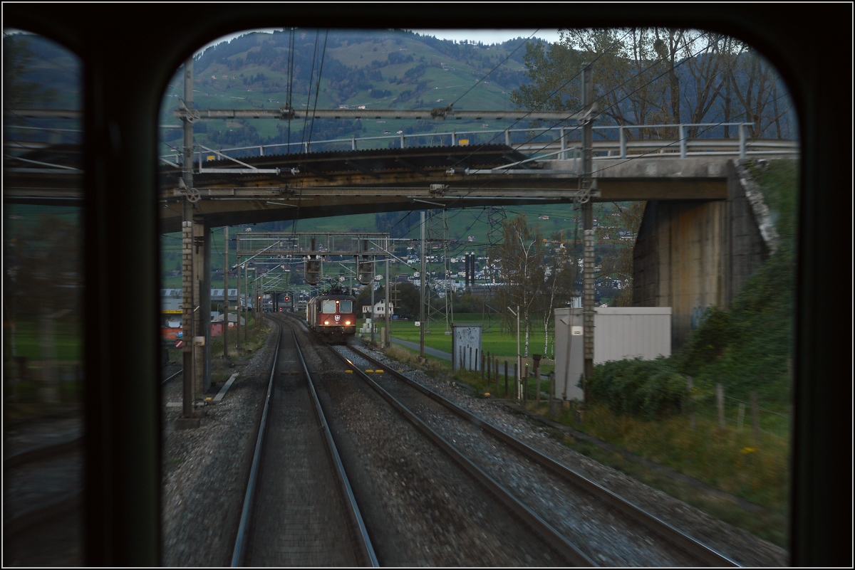 Drittletzter Planeinsatz von RBe 540 bei der SBB. 

Blick vom Einstiegsbereich des RBe 540 039-5 auf die Gotthardzufahrt; hier bei Brunnen Nord. Oktober 2014
