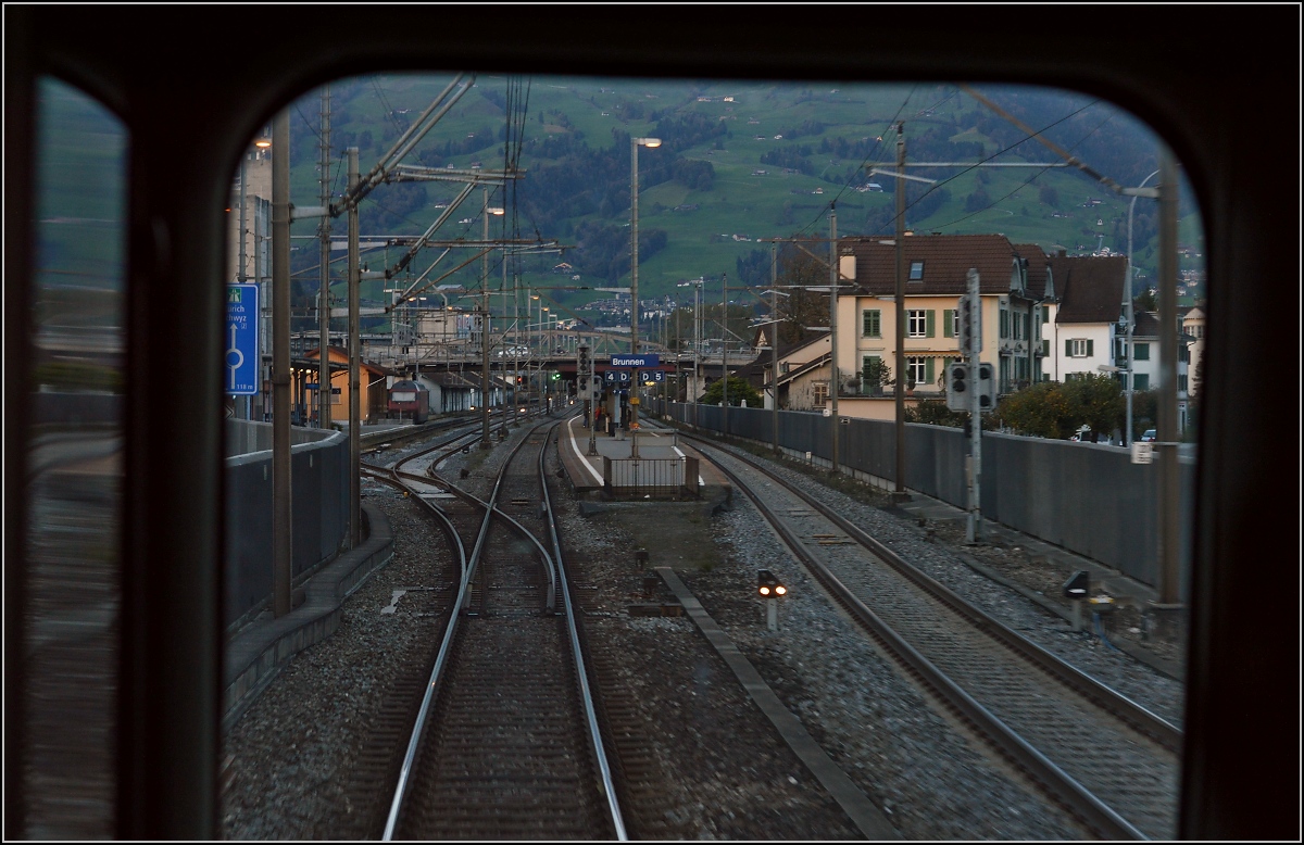 Drittletzter Planeinsatz von RBe 540 bei der SBB. 

Blick vom Einstiegsbereich des RBe 540 039-5 auf die Gotthardzufahrt; hier an der Einfahrt nach Brunnen. Oktober 2014