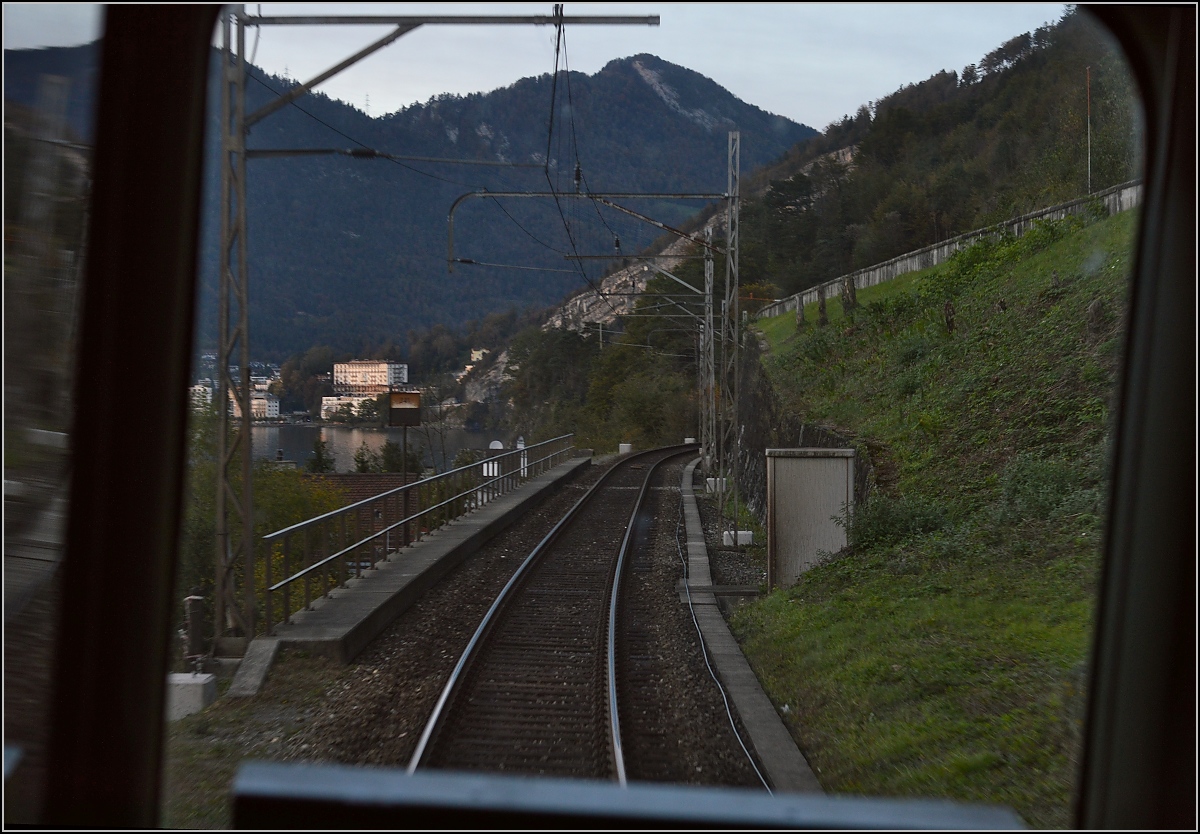 Drittletzter Planeinsatz von RBe 540 bei der SBB. 

Blick vom Einstiegsbereich des RBe 540 039-5 auf die Gotthardzufahrt; hier bei Morschach. Oktober 2014