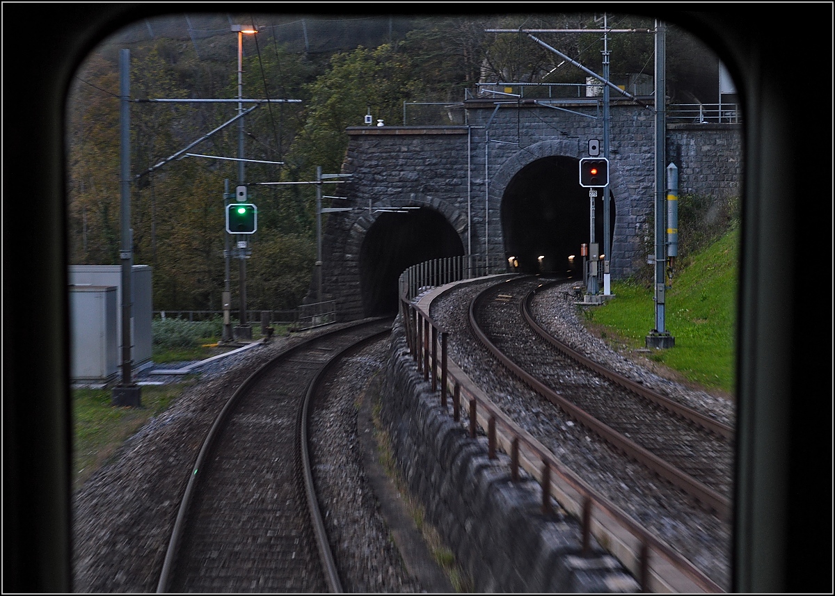 Drittletzter Planeinsatz von RBe 540 bei der SBB. 

Blick vom Einstiegsbereich des RBe 540 039-5 auf die Gotthardzufahrt; interessante Anordnung der Tunneleinfahrten. Oktober 2014