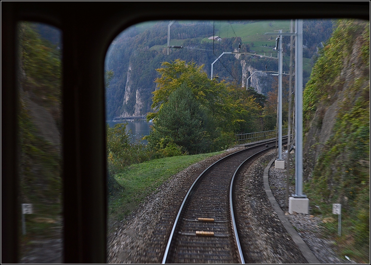 Drittletzter Planeinsatz von RBe 540 bei der SBB. 

Blick vom Einstiegsbereich des RBe 540 039-5 auf die Gotthardzufahrt; hier kurz vor Sisikon mit Blick auf die Galerien der Axenstrasse. Oktober 2014