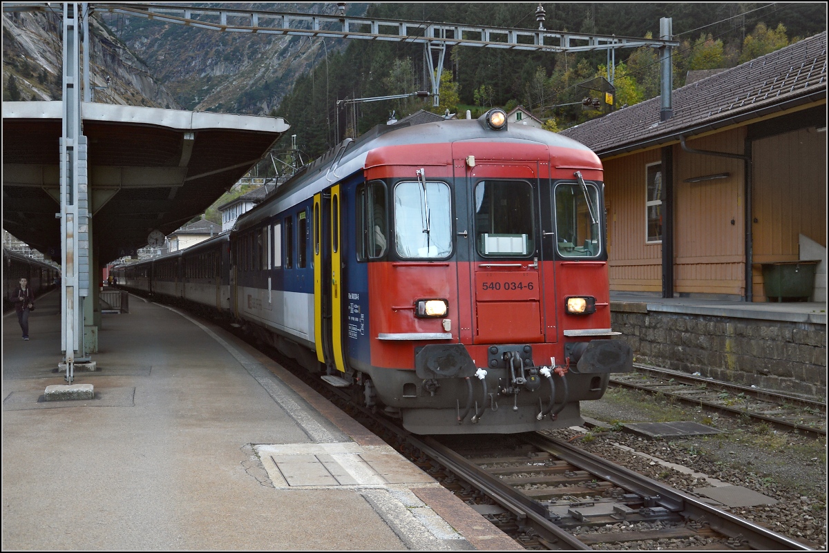 Drittletzter Planeinsatz von RBe 540 bei der SBB. 

Die Stunde der Rckkehr nach Zrich wartet. Der Zug mit RBe 540 039-5 und 034-6 wartet in Gschenen auf die Abfahrt. Oktober 2014