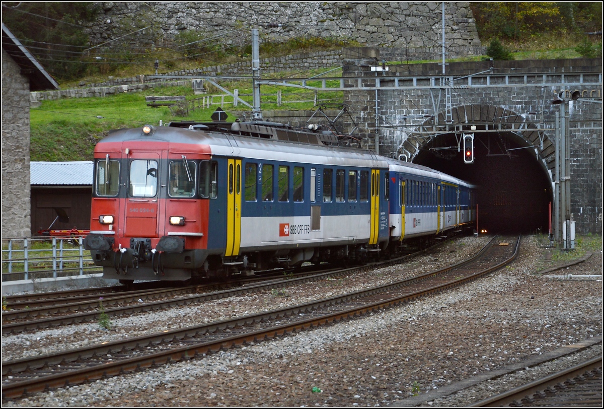 Drittletzter Planeinsatz von RBe 540 bei der SBB. 

Die Stunde der Rckkehr nach Zrich wartet. Der Zug mit RBe 540 039-5 und 034-6 verschwindet beim Rangiermanvers im Gotthardtunnel. Oktober 2014