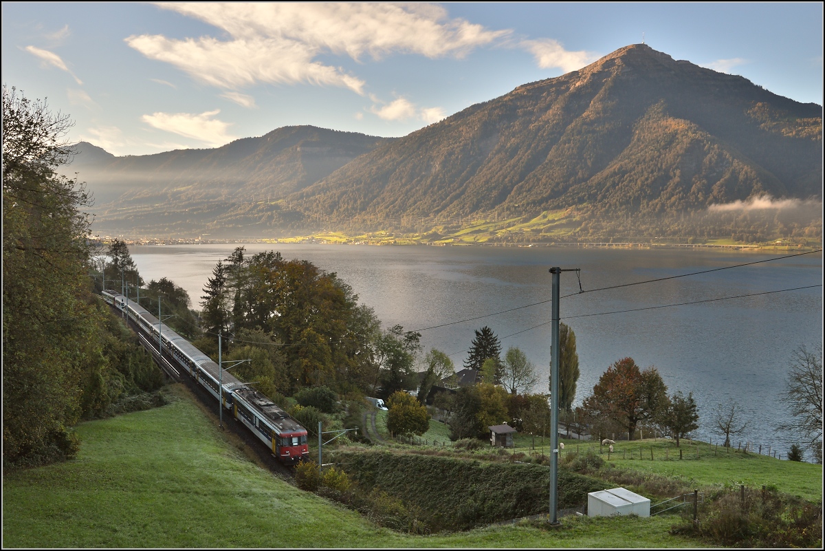 Drittletzter Planeinsatz von RBe 540 bei der SBB. Dieser Zug mit RBe 540 039-5 an der Spitze und RBe 540 034-6 am Ende bringt die Bergwanderer nach Gschenen. Hier am Zuger See bei Walchwil, dahinter in voller Pracht die Rigi. Oktober 2014.