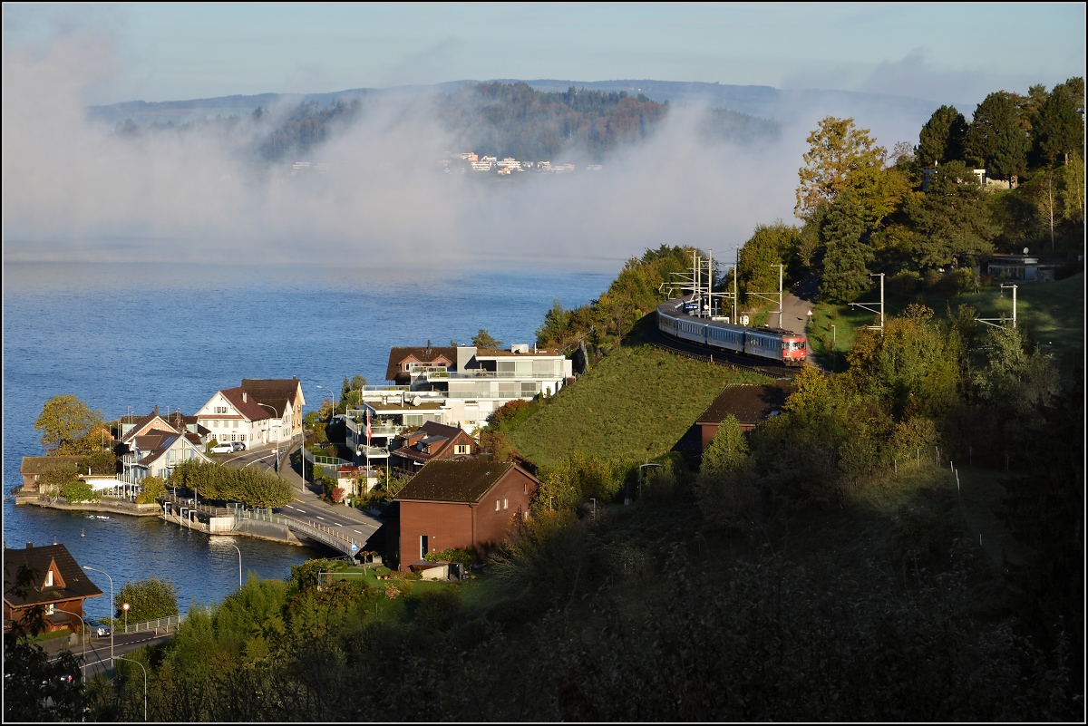 Drittletzter Planeinsatz von RBe 540 bei der SBB. 

Dieser Zug mit RBe 540 039-5 an der Spitze und RBe 540 034-6 am Ende bringt die Bergwanderer nach Gschenen. Hier am Zuger See bei Walchwil. Oktober 2014.