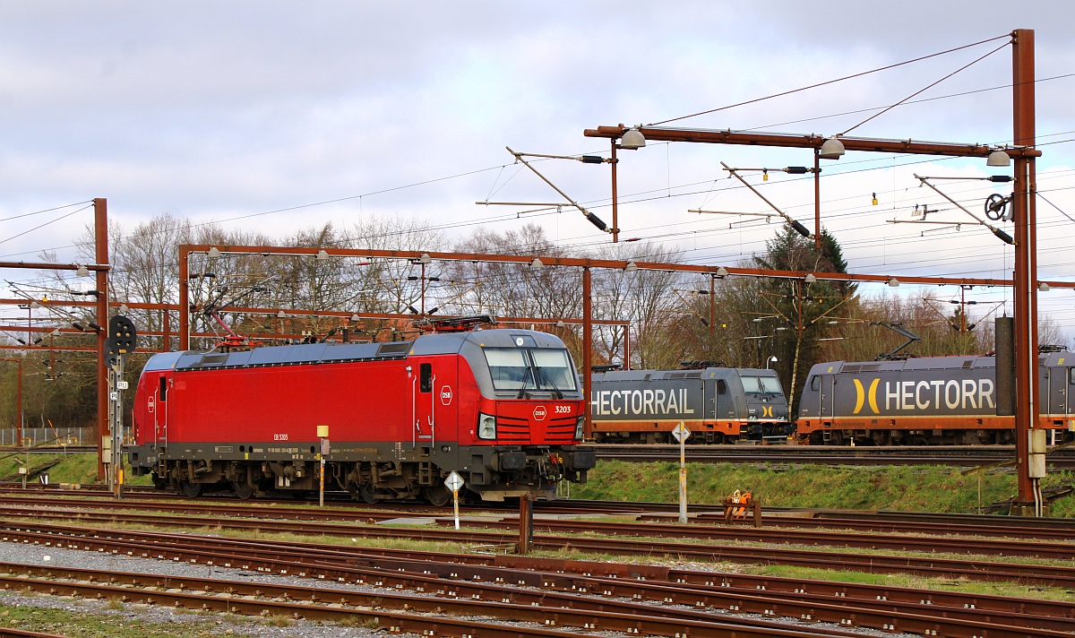 DSB EB 3203 brachte einen 7 DB IC Wagen umfassenden  Testzug  nach Pattburg, Im Hintergrund stehen die HCR 241.012 + 004, die 004 übernahm den Zug später und fuhr damit Richtung Süden. Pattburg/DK 04.02.2023