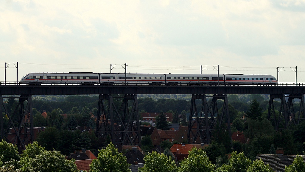 DSB ICE(T)D 605 015 auf dem Weg nach Berlin passiert hier die Rendsburger Hochbrücke. 04.08.2013