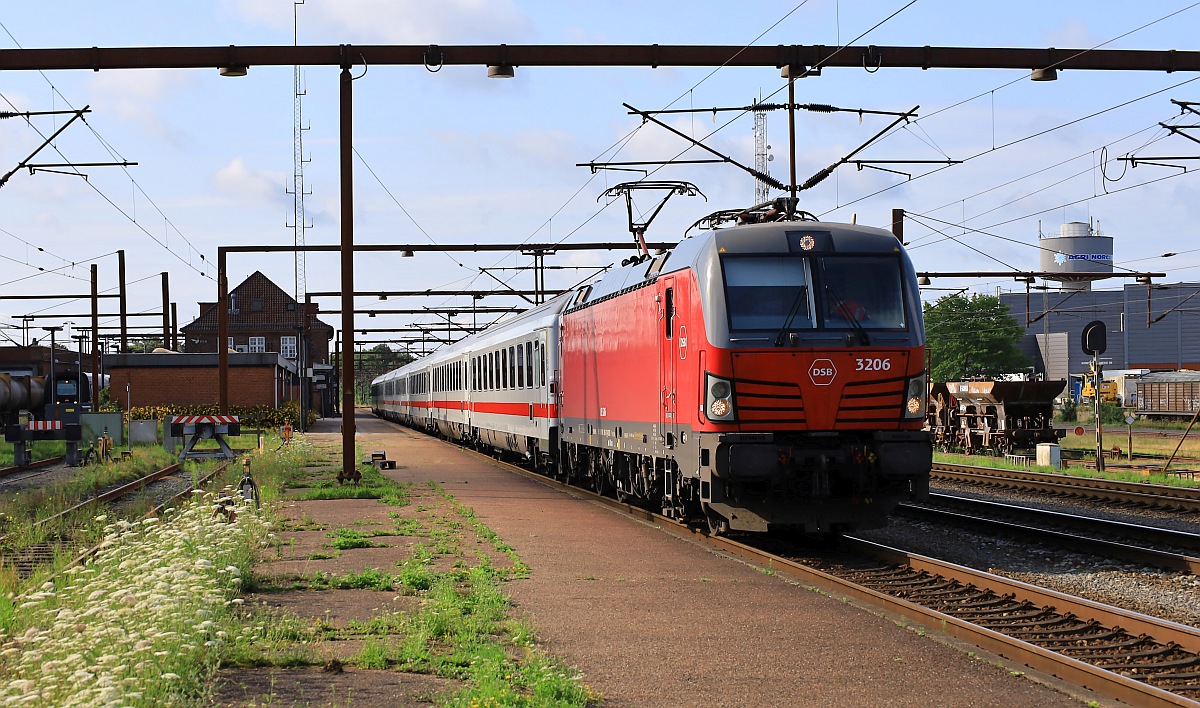 DSB Litra EB 3206-7, REV/MMAL/22.01.21 mit IC nach Kopenhagen. Pattburg 14.07.2023