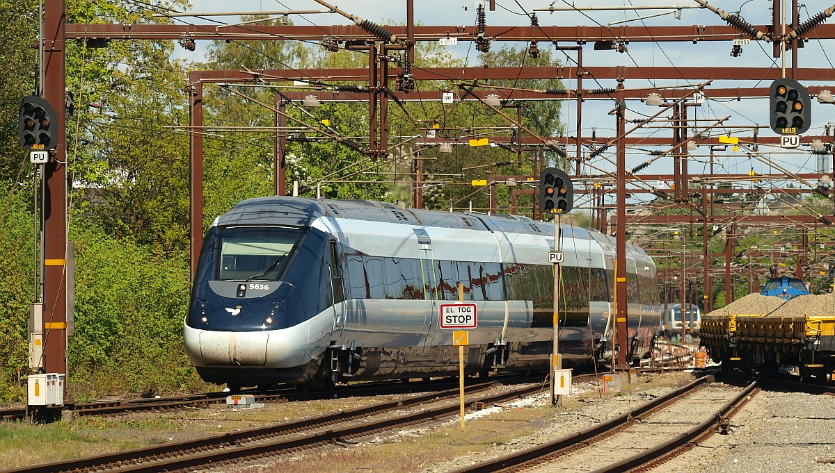 DSB Litra MG/MH IC4 56/5836 auf Testfahrt unterwegs hatte am 01.05.2011 Einfahrt in den Bahnhof von Fredericia.