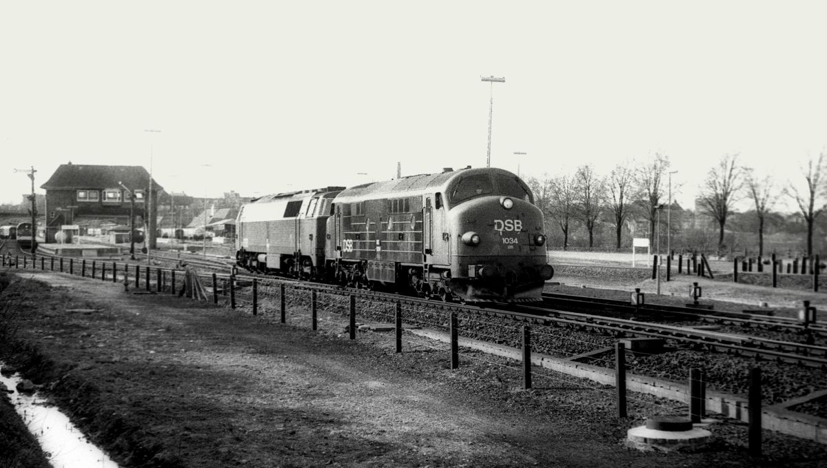 DSB Litra MX 1034 + MZ 1435 Ausfahrt Flensburg 20.04.1981