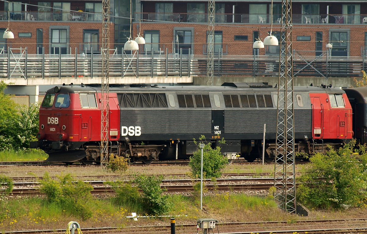 DSB Litra MZ 1401(1. Bauserie)war erst als Zuglok der IC 4 Züge in Aarhus gedacht gewesen wurde dann aber durch die MZ 1425 ersetzt und übernahm für die DSB/DSB Museumstog und als  Dienstlok  eingesetzt spezielle Fahrten. Hier steht sie am 10.05.2011 im Vorfeld des Aarhuser Bahnhofes abgestellt.