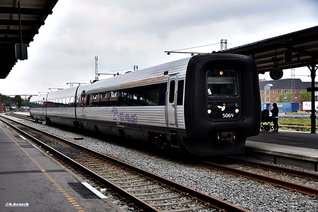 DSB mf 5069 fuhr im bahnhof tonder-esbjerg ein,25.05.16