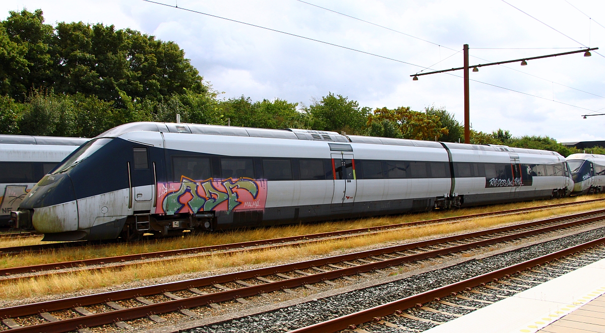 DSB MP/FP 5704/6704, geliefert in 2011 fuhr dieser Zug den ersten Planzug zwischen Kolding und Vejle im November 2012. Im Dezember dann fuhr er zusammen mit dem 57/6705 den ersten gekuppelten Planzug. In 2016 beschloß die DSB alle IC2 Triebwagen abzustellen und nicht mehr einzusetzen, seitdem standen die Züge in Tinglev/DK. 08.08.2022