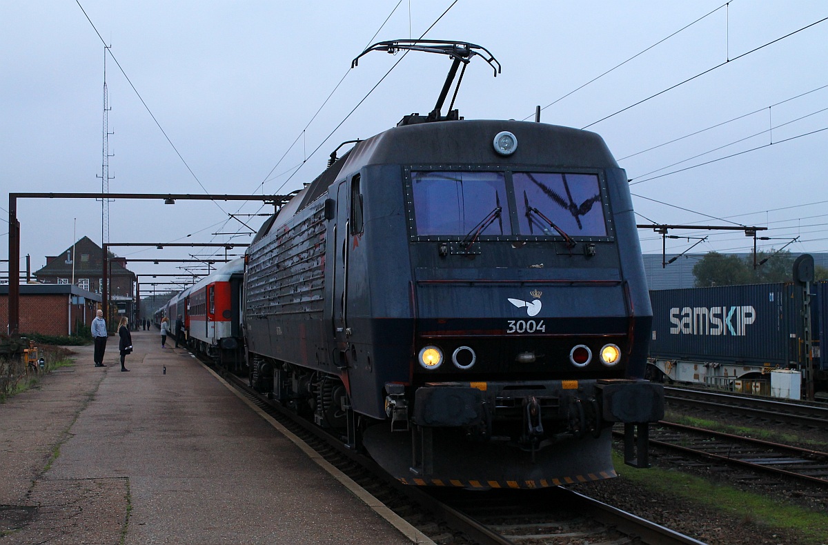 DSB/DBS Litra EA 3004 konnte am Morgen des 11.10.2013 beim rangieren/ankuppeln an den CNL 472 aus Basel festgehalten werden. Padborg/DK 11.10.2013