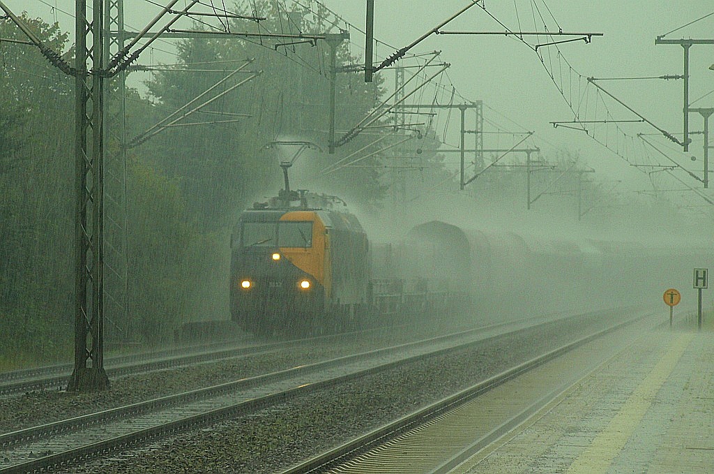 DSB/RSC EG 3112 bei wenig gutem Fotowetter durchfährt Schleswig am 04.09.2011(Originalbild,abgewandelte Version wurde schon gezeigt).